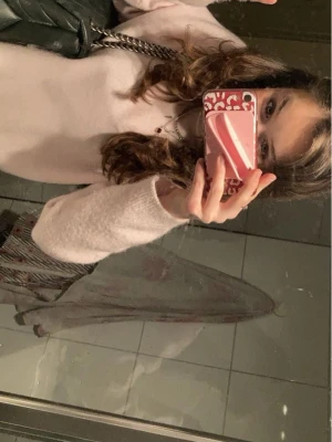 Rosa stickad tröja - Söt rosa stickad tröja från subdued. Nypris ca 600. 