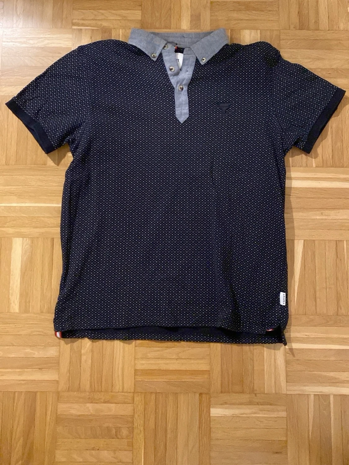 Mörkblå prickig t-shirt med krage