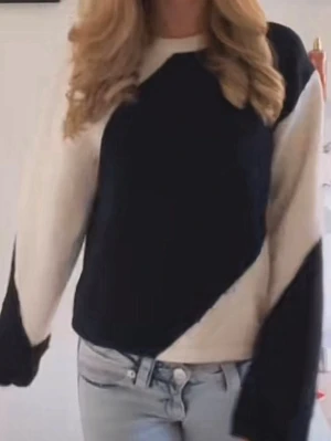 Svartvit stickad tröja med kontrastärmar - Säljer en trendig stickad tröja i svart och vitt med coola kontrastärmar. Tröjan har rund halsringning och avslappnad passform, perfekt till jeans. Materialet känns mjukt och bekvämt, och färgblockdesignen ger en modern vibe.