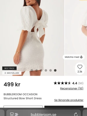 Studentklänning bubbleroom - Trendig vit kort klänning från Bubbleroom med puffärmar och öppen rygg som knyts med en  rosett. Klänningen har en strukturerad yta och figurnära passform. Helt oanvänd, endast testad. Lånade bilder från hemsida!! Skriv för egna bilder ❣️