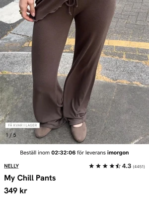 Bruna mjukisbyxor från Nelly - Mysiga bruna mjukisbyxor från Nelly med utsvängda ben och dragsko i midjan. Tillverkade i ett mjukt och stretchigt material som ger en avslappnad och trendig look. Perfekta för chill dagar eller när du vill vara bekväm men ändå se snygg ut.