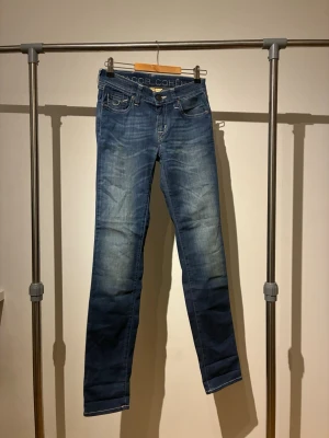 Blå jeans från Jacob Cohen - Snygga blå jeans från Jacob Cohen med klassisk femficksmodell och raka ben. Jeansen har en tvättad look med ljusare partier framtill och subtila slitningar. Tillverkade i denim med tydliga sömmar och bälteshällor. Perfekta för en avslappnad och trendig stil.                                          DM vid intresse🙌🏽