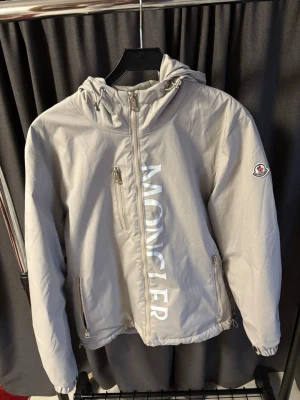 Moncler windbreaker  - Säljer nu denna fräscha vinjackan från Moncler | Inga defekter eller liknande | Storlek M | Hör av er vid frågor och funderingar!!