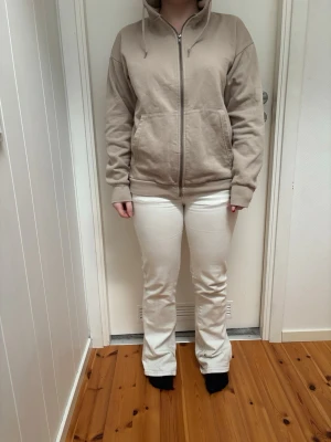 kofta - en beige kofta med luva. STORLEK S