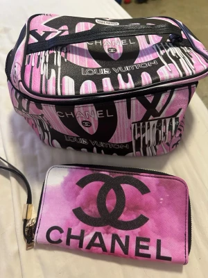 Rosa plånbok och sminkväska  - Plånboken är helt ny   Sminkväskan är använd nån gång så finns lite ögon skugga rester kvar som jag inte får bort annars är den som ny  