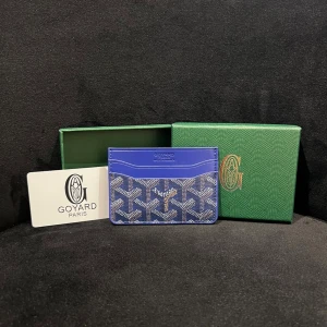 Blå Goy4rd - Säljer en blå korthållare från Goy4rd med ikoniskt mönster i vitt och grått. Tillverkad i exklusivt skinn med flera fack för kort. Kommer med originalask och certifikat. Perfekt för dig som vill ha något stilrent och lyxigt i fickan.