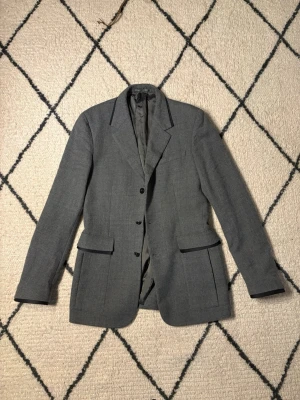 Jill sanders kavaj - Jill sanders kavaj i grå färg, storlek M nypris: 20000kr defekter: två nedersta knapparna är sönder men går lätt att byta ut knapparna riktigt bra material ifrån Japan för fler frågor och funderingar kom privat