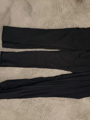 3 par Gravid Leggings  - Dom är nya; ett par är endast testad. Passar storlek M