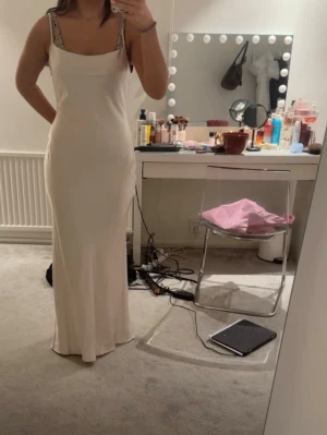 Balklänning/klänning  - Helt ny med prislapp säljer då den är förstor 