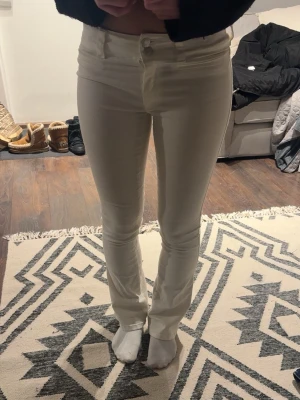Vita bootcut jeans  - Snygga jeans från hm barn! Storlek 170 vilket jag skulle uppskatta till 26/32. Även barn spänne så går att spänna i midjan! 