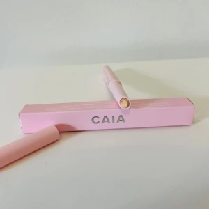 Caia Eyeshadow Pencil - Icy Champange - Helt ny och oanvänd CAIA Eyeshadow Pencil i färgen Icy Champagne. Kommer i originalförpackning och har aldrig testats.  En superfin ljus champagne-nyans med skimmer – perfekt för både vardag och fest ✨  📦 Skick: Ny 💄 Färg: Icy Champagne 🏷️ Märke: CAIA