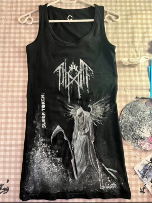 CUSTOM SHIRTS - ⚠️KÖP INTE⚠️. Handmålade tröjor av ditt val!!   Skicka inspo och beskriv vad du vill ha, även vilken storlek på tröjan/linnet, jag fixar!!   Pris varierar och bestäms med köparen, färger är textil och tröjorna kan tvättas i tvättmaskin.    Silverfärg och nitar tillgängligt!! 🩷🩷 skriv vid intresse