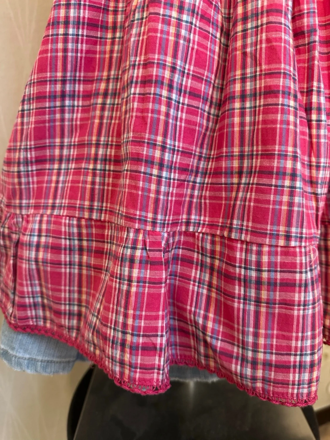 Rutig röd linnetopp med volang - 2