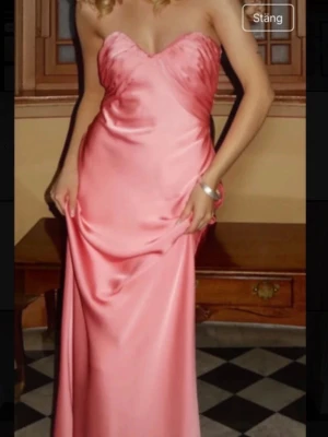 Rosa axelbandslös balklänning  - Rosa balklänning från Misha💕 Toppen skick! Nypris: 5179kr, pris kan diskuteras vid snabb affär!! Skriv om du har frågor eller vill ha fler bilder💕💕