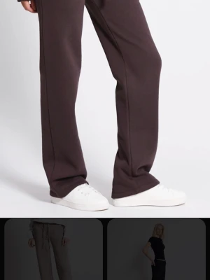 Bruna raka mjukisbyxor Lågmidjade  - Mörkbruna mjukisbyxor med rak passform och dragsko i midjan. Byxorna har resår i midjan och är tillverkade i ett mjukt, bekvämt material som passar perfekt för en avslappnad stil. Jättelågmidjade