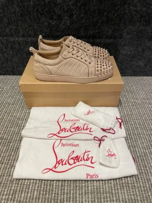 Christian Louboutin skor  - Hej, säljer nu dessa svin snygga Loubs skor. Skorna är i grymt skick! Begränsat antal boxar och dustbag. Hör av dig vid frågor. 