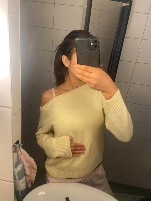 Of shoulder tröja - En jättefin tröja från subdued🥰