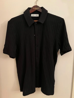 Svart kortärmad skjorta från Samsøe Samsøe - Köpt förra sommaren, passar väldigt bra m T-shirt under! Knappt använd  Strl:M