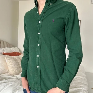 Ralph lauren skjorta - Mörkgrön Ralph lauren skjorta i bra skick! Lila Ralph lauren märke.   Nypris 1500 kr!