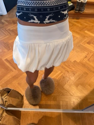 Vit kjol  - Säljer denna sååå söta vita kjol wowsiii🩷🩷🩷💛💛