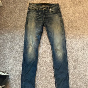 Jeans - Snygga blå skinny jeans från Smog med slitna detaljer och ljusare partier framtill och baktill, Perfekta för dig som gillar en smal passform och cool tvätt. Aldrig använda 💯Passa på att köpa nu till hösten!