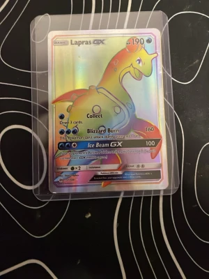 Lapras GX Pokémonkort holografiskt - Säljer ett holografiskt Lapras GX Pokémonkort med 190 HP. Kortet har färgglad, skimrande yta och tydliga attacker som Blizzard Burn och Ice Beam GX. Kortet är i standardstorlek och ligger i ett plastfodral för extra skydd. Perfekt för samlare eller Pokémonfans.