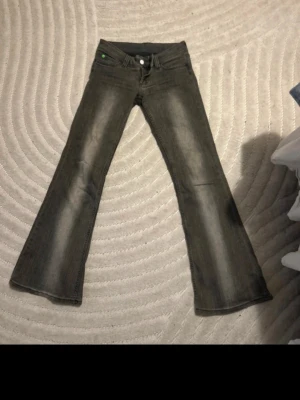 Lågmidjade cheap Monday jeans  - Superfina, väldigt lådmidjade. 27/30. Använda en gång ❤️