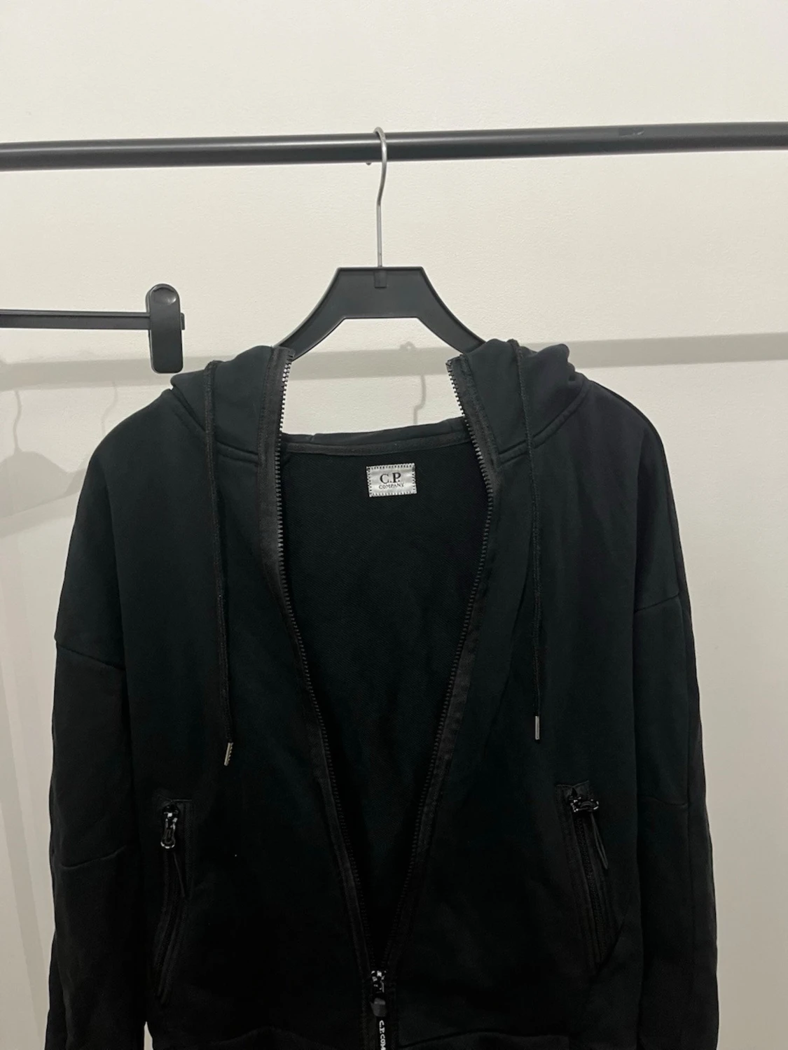 Svart hoodie med dragkedja från CP company