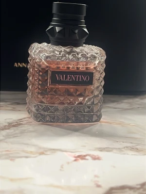 Valentino Eau de Parfum 30ml  - Lyxig parfym från Valentino. Använd fåtal gånger så nästan helt full som bilden visar.Nypris runt 600-700