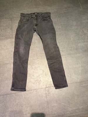 Replay anbas - Säljer mina gråa replay anbas jeans. Priset är inte skrivet i sten. Det är bara att skriva om du undrar något 