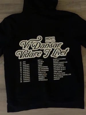  Hov1 merch hoodie Vi Dansar Vidare - Superfin merch köpt på hov1 sista konsert. Nyskick utan några defekter. Pris kan diskuteras vid snabb affär💕 köpte vid affären på konserten