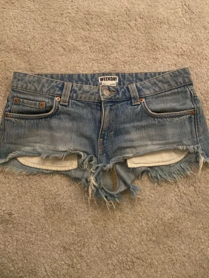 Lågmidjade jeanshorts  - Säljer ett par blå jeansshorts Weekday! Shortsen har låg midja och är gjorda i bomull💞 strl 28