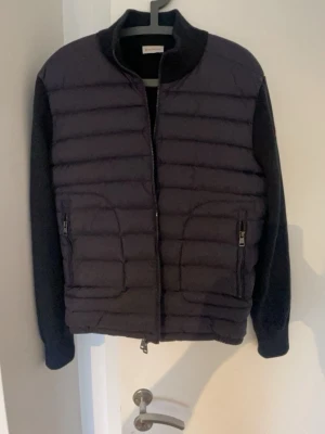 Moncler cardigan  - Moncler Cardigan, 10/10 skick, storlek xl, hör av er vid minsta fundering😀