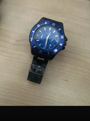 Citizen klocka - Snygg klocka från citizen med blå urtavla och blå bezel. Klockan har flera små urtavlor och en robust svart länk i metall. Perfekt accessoar för dig som gillar sportig stil och tydliga detaljer.