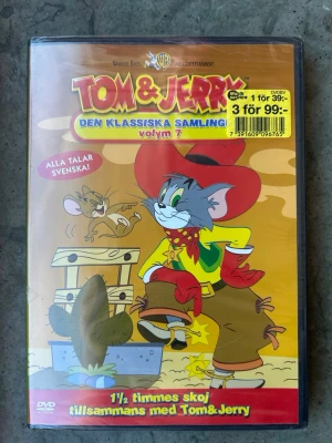 Tom & Jerry den klassiska samlingen volym 7 dvd - Helt ny & inplastad Tom & Jerry Den Klassiska Samling Volym 7 DVD. Textning: Svenska, Norska, Danska, Finska, Isländska, Engelska. Speltid: 84 minuter.  Finns på språk: Svenska, Danska, Norska, Finska, Engelska   OBS!! skivorna är begagnade så det kan förekomma repor/hairlines på skivorna, men då jag kollar igenom alla filmer jag säljer garanterar jag att alla funkar felfritt om inget annat står! :)