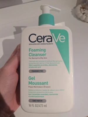 CeraVe Foaming Cleanser 473 ml - CeraVe Foaming Cleanser är en parfymfri rengöringsgel för normal till fet hud. Innehåller essentiella ceramider, niacinamid och hyaluronsyra. Passar både ansikte och kropp. Skulle säga att det är typ 40% kvar men kommer inte till användning eftersom jag har ändrat i min rutin💕