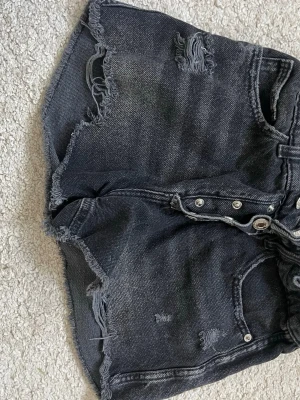  jeansshorts  - Snygga svarta jeansshorts  med supergulliga knappar framtill. Shortsen är från Zara, säljs inte längre. Storlek 11-12 år(152) 