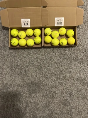 Gula golfbollar mix (B-C)  - Säljer ett gäng gula golfbollar från Elitetee, blandade märken som Titleist och Srixon. Bollarna är klassiska, runda och har den typiska dimple-ytan. Perfekta för dig som vill fylla på golfbagen med synliga bollar några e super fina och några har lite små märken och lite målade 