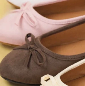Bruna ballerinaskor från Claudia Ghizzani - Helt oanvända Snygga bruna ballerinaskor från Claudia Ghizzani med rosett framtill. Skorna har rund tå och är gjorda i ett mockaliknande material som ger en mjuk och stilren känsla. Perfekta för dig som gillar klassisk och enkel design. Säljer pga dom är förstora för mig 