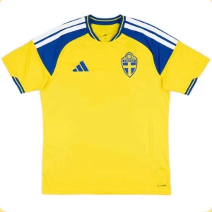 Svenska landslagströja Adidas gul - Sverige fotbollströja, officiella svenska landslags tröjan till VM. Finns även i färgen blå samt andra länder och klubbar! Finns med spelarnas namn samt nummer eller valfritt nummer och namn, hör av dig vid intresse så fixar vi det! 