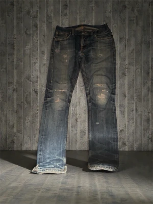 Nudie Selvedge jeans  - Hej säljer dessa sjuka selvedge jeans från Nudie med de Apsolut sjukaste fadesen jag någonsin sätt de är i storlek 32/34. Kan förekomma slitningar i tyget då de har varit andvända mycket de lite klippta längst ner som gör att de lägger sig riktigt snyggt på skorna de är i modellen grim Tim skriv gärna vid funderingar och skicka gärna prisförslag 