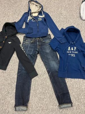 Reeseling starter pack  - Tjenare, säljer nu ett lite reeseling starter pack för er som vill börja göra lite pengar. Det är ett par selvage Edwin jeans. 2 abercrombie and fitch tröja och en Hollister cardigan. Kan nog sälja var och en för totalt kanske 2300kr men jag vi bara bli av med det. Hör av dig vid fråga👍