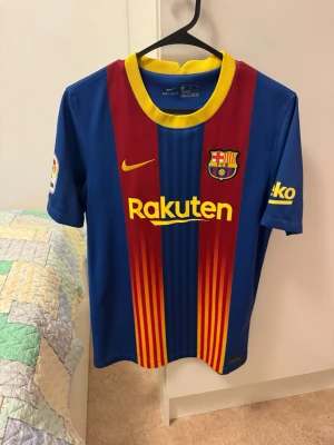FC Barcelona matchtröja Nike XL kids or S men  - Säljer en FC Barcelona matchtröja från Nike i storlek XL or S men.  Tröjan är blå och vinröd med gula detaljer, klubbmärke på bröstet och Rakuten-tryck framtill. Tillverkad i Dri-FIT-material som andas, perfekt för fotbollsträning eller supporterliv.