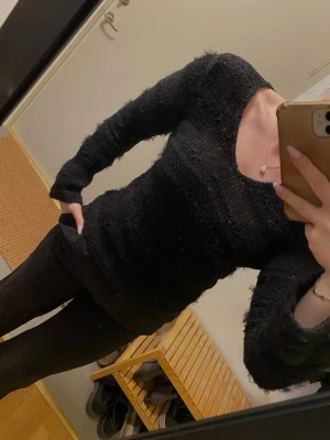 Svart stickad tröja  - Svart (halvt glittrig) stickad tröja med v-ringning från KappAhl i strl 38/40 (passar S då den är liten i storleken)🌸