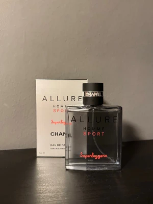 Chanel Allure Homme Sport Superleggera - Säljer denna Chanel parfym på grund av att jag sparar pengar. Använd ca 5 gånger så skulle gissa att ca 98% är kvar i flaskan. Nypris ligger på omkring 1800 kr. Bara att skriva vid frågor eller funderingar 😁