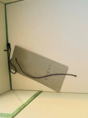 Gucci keps med GG-mönster - Snygg keps från Gucci i beige och brunt med det klassiska GG-monogrammet över hela kepsen. Kepsen har böjd skärm och är tillverkad i ett tåligt canvasmaterial. Perfekt accessoar för att lyfta din streetstyle.