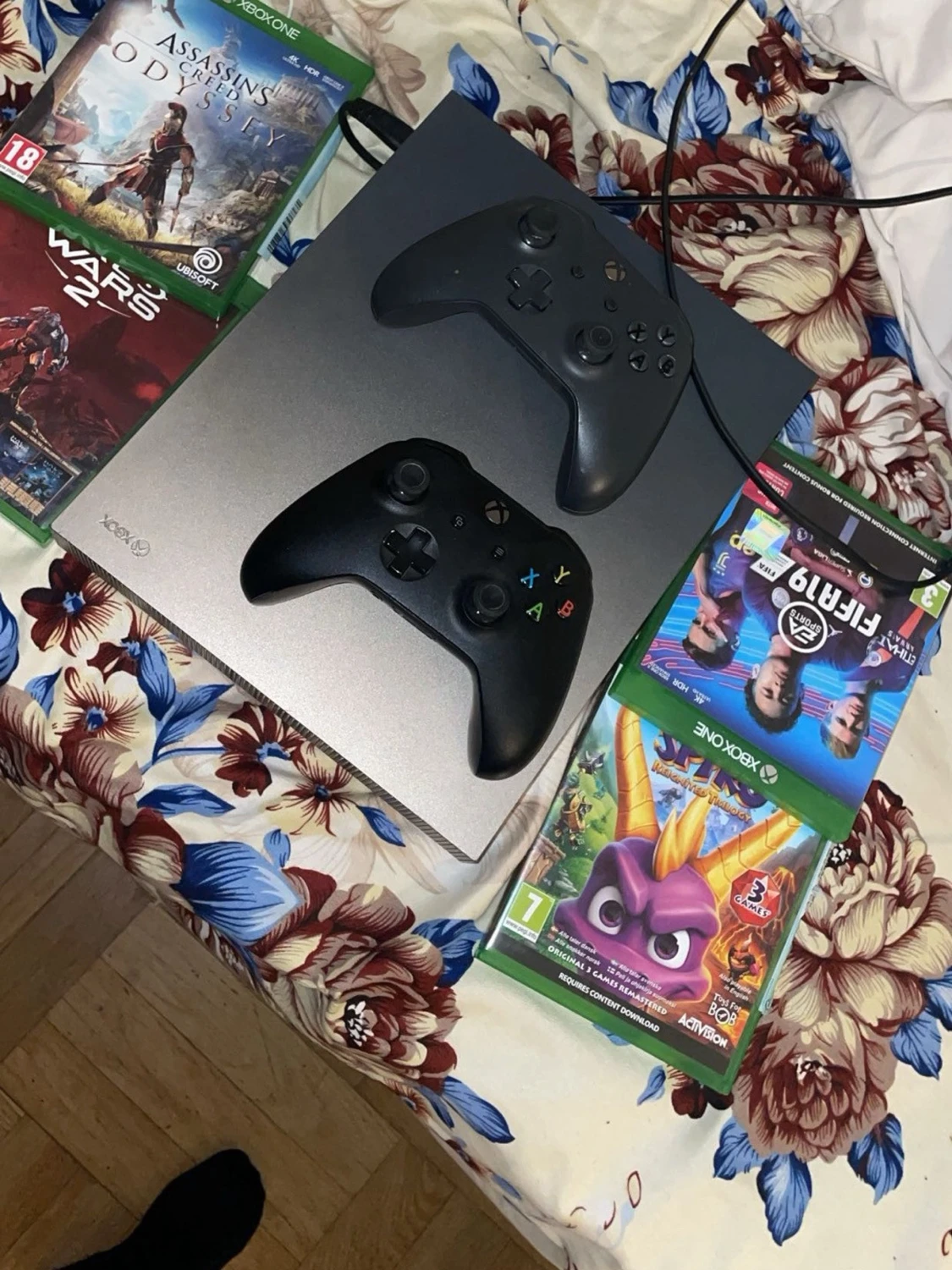 Xbox One X 1TB med två handkontroller