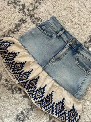 Desigual kjol - Suuuper snygg eftertraktad jeanskjol från desigual som inte går att få tag på , storlek s men passar även xs ☺️ 