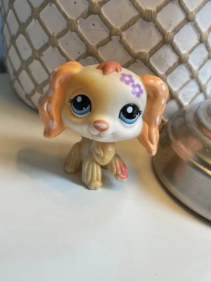 Cocker Spaniel LPS #1615 - Littlest Pet shop, cocker spaniel #1615 säljes! Samlarvärde 🌟 Lite skavanker på nosen då den används som leksak. Annars i mycket fint skick!
