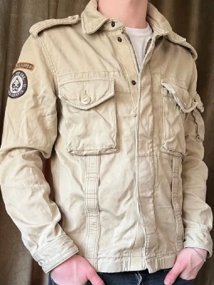 Beige utilityjacka från Polo Jeans Co. - Rätt frän raffejacka, har lånat mig väl och förtjänar därför en ny ägare! Många fina minnen i denna🫡